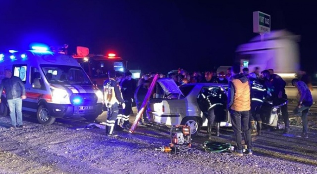 Otomobiller kafa kafaya çarpıştı: 4 yaralı Otomobiller kafa kafaya çarpıştı: 4 yaralı