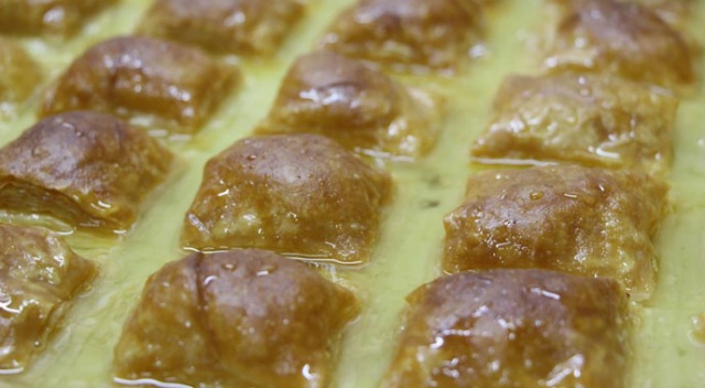 Ramazan ayının vazgeçilmezi, börek görünümlü tatlı: Laz Böreği