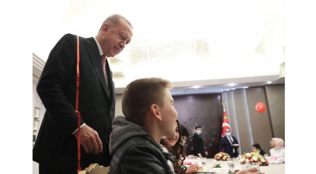 Rüyasında görerek "Başkan Dedeciğim" hitabıyla mektup yazan çocuk, Erdoğan'ın iftar konuğu oldu Rüyasında görerek "Başkan Dedeciğim" hitabıyla mektup yazan çocuk, Erdoğan'ın iftar konuğu oldu