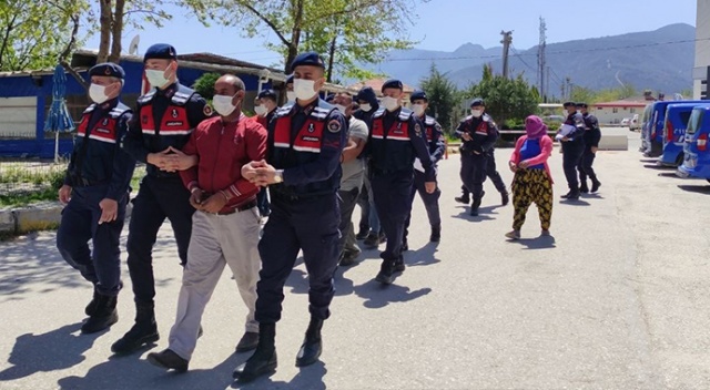 Sahipleri içerdeyken evin kapısını çalan hırsız ve ortağı tutuklandı Sahipleri içerdeyken evin kapısını çalan hırsız ve ortağı tutuklandı