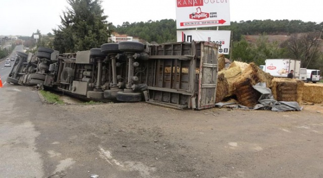Servislerin karıştığı zincirleme kazada can pazarı: 9 yaralı Servislerin karıştığı zincirleme kazada can pazarı: 9 yaralı