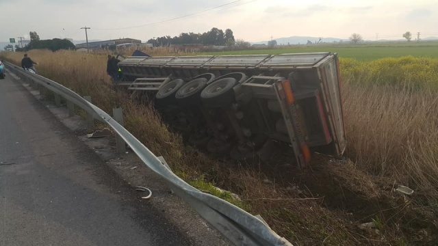 Söke’de tır şarampole devrildi Söke’de tır şarampole devrildi