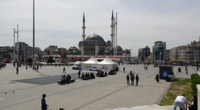 Taksim’de 1 Mayıs tedbirleri: Polis barikatları getirildi Taksim’de 1 Mayıs tedbirleri: Polis barikatları getirildi