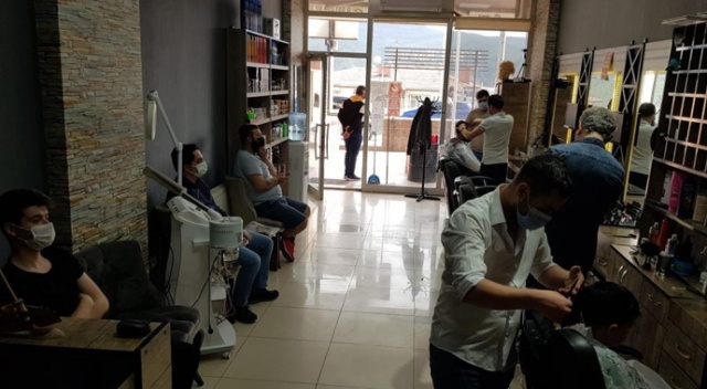 Tam kapanma öncesi berberler müşterilere yetişmekte zorlanıyor