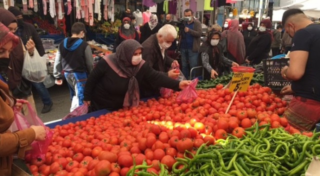 Tam kapanma öncesi semt pazarlarında sosyal mesafe unutuldu Tam kapanma öncesi semt pazarlarında sosyal mesafe unutuldu