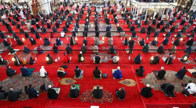 Tam kapanmada teravih hariç cuma ve vakit namazları camilerde kılınacak