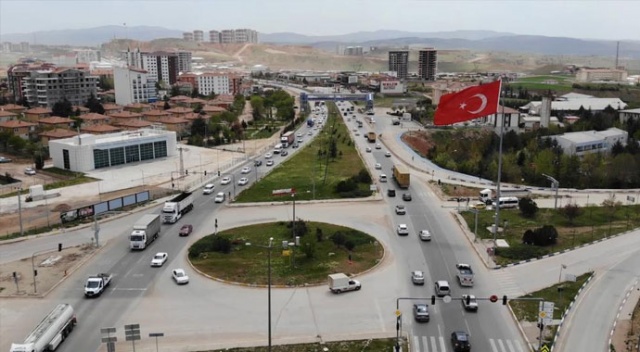 Tam kapanmaya saatler kala 43 ilin geçiş noktasında trafik yoğunluğu Tam kapanmaya saatler kala 43 ilin geçiş noktasında trafik yoğunluğu