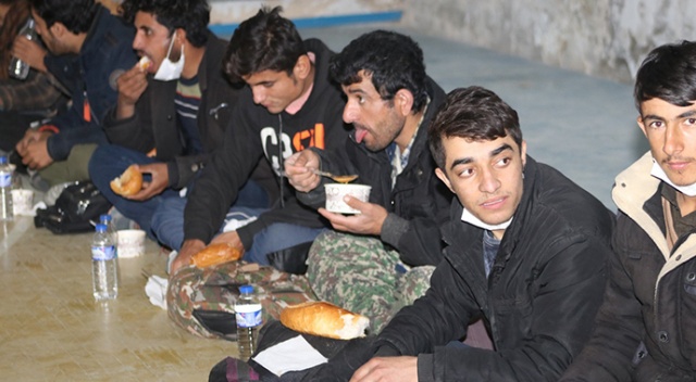Tırın dorsesinde yakalanan 218 göçmene şefkat eli