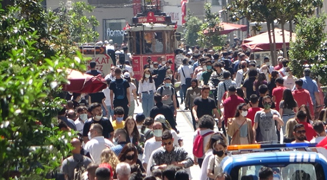 'İğne atsan yere düşmez' dedirten kalabalık 'İğne atsan yere düşmez' dedirten kalabalık