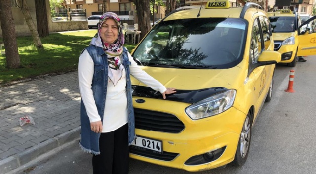 3 çocuk annesi İsmihan Topak aile ekonomisine katkı için 5 yıldır taksicilik yapıyor