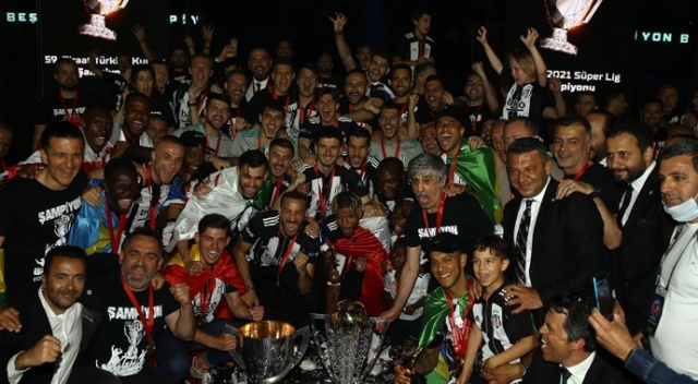 Beşiktaş kupasını kaldırdı Beşiktaş kupasını kaldırdı