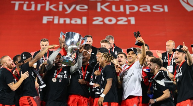 Çift kupalı Beşiktaş İstanbul&#039;a döndü