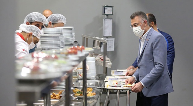 Cumhurbaşkanı Yardımcısı Oktay, işçilerle birlikte sahur yaptı Cumhurbaşkanı Yardımcısı Oktay, işçilerle birlikte sahur yaptı