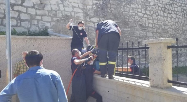Duvardan atlayan çocuğun kolu korkuluklara saplandı Duvardan atlayan çocuğun kolu korkuluklara saplandı