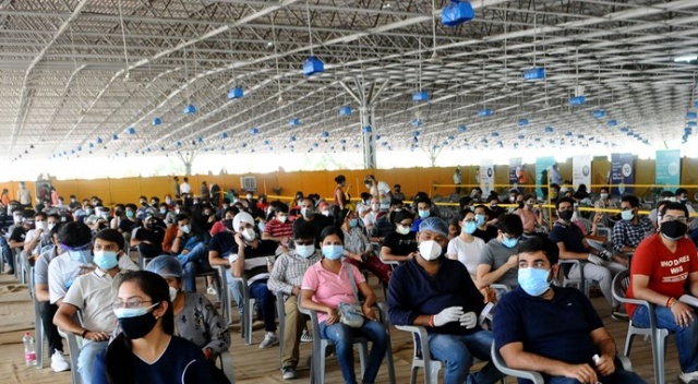 Hindistan&#039;da Kovid-19 vaka sayıları 4 gündür düşse de aşı ve oksijen sıkıntısı sürüyor
