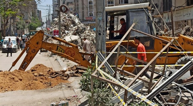 İşgalci İsrail'in hain saldırılarının izleri silinmeye çalışılıyor İşgalci İsrail'in hain saldırılarının izleri silinmeye çalışılıyor