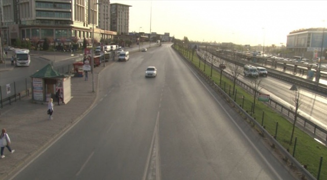 İstanbul'da haftanın ilk gününde yollar boş kaldı İstanbul'da haftanın ilk gününde yollar boş kaldı
