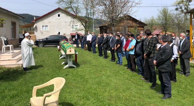Kastamonu'daki yangında hayatını kaybeden anne ile kızının cenazeleri toprağa verildi Kastamonu'daki yangında hayatını kaybeden anne ile kızının cenazeleri toprağa verildi