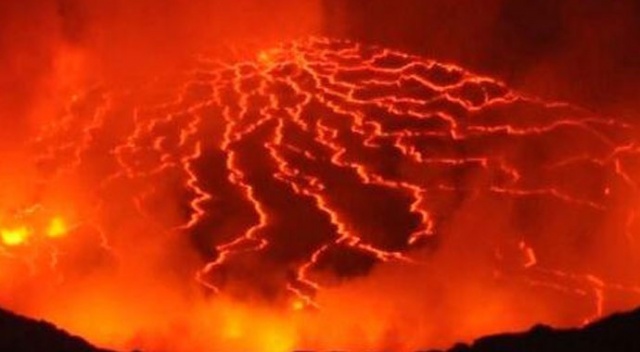 Kongo'da acil durum! Nyiragongo yanardağı patladı Kongo'da acil durum! Nyiragongo yanardağı patladı