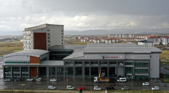 Koronavirüs nedeniyle hastaneye kaldırıldı, 7. kattan atladı Koronavirüs nedeniyle hastaneye kaldırıldı, 7. kattan atladı