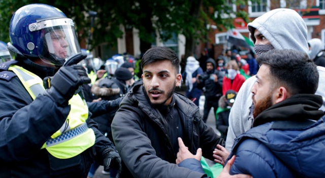 Londra&#039;da Filistin&#039;e destek gösterisine polis müdahalesi