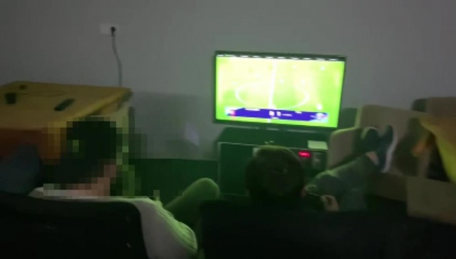 Polis baskınını umursamayıp, oyun oynadılar Polis baskınını umursamayıp, oyun oynadılar
