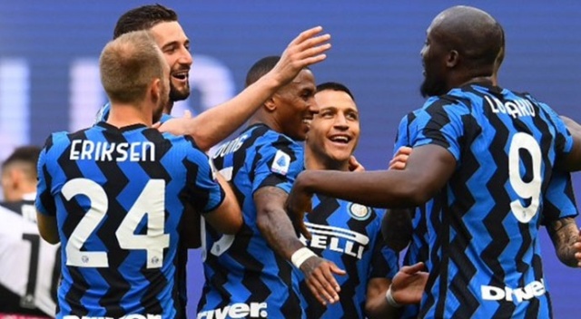 Şampiyon Inter kupasına kavuştu Şampiyon Inter kupasına kavuştu