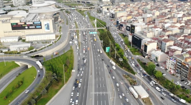 Tam kapanmada Mahmutbey Gişeler’de trafik yoğunluğu