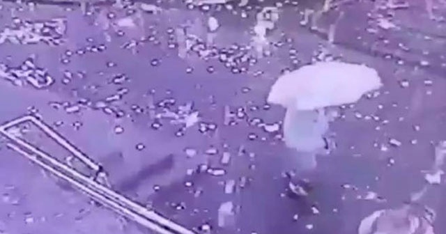 Yıldırımdan saçılan kıvılcımların arasında kaldılar Yıldırımdan saçılan kıvılcımların arasında kaldılar