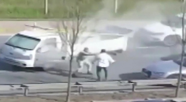 Yol verme kavgasında yangın tüpünü üzerine boşalttı Yol verme kavgasında yangın tüpünü üzerine boşalttı