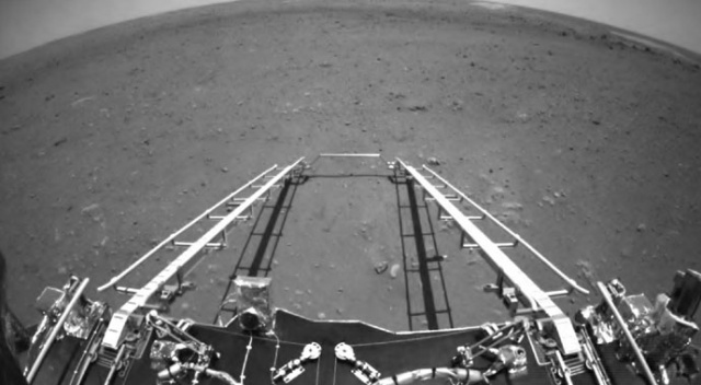 Zhurong, Mars'tan ilk fotoğrafları gönderdi