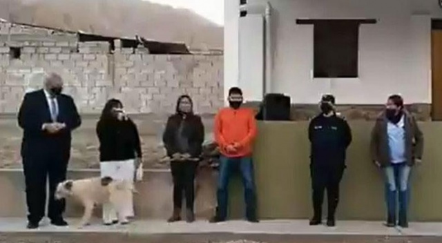 Belediye başkanına şok! Konuşma yaparken köpek bacağına işedi Belediye başkanına şok! Konuşma yaparken köpek bacağına işedi