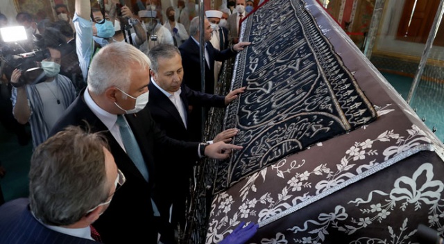 Kâbe Kuşağı Fatih’in Türbesi’nde Kâbe Kuşağı Fatih’in Türbesi’nde