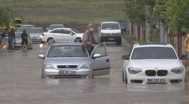 Kayseri'de yollar göle döndü Kayseri'de yollar göle döndü