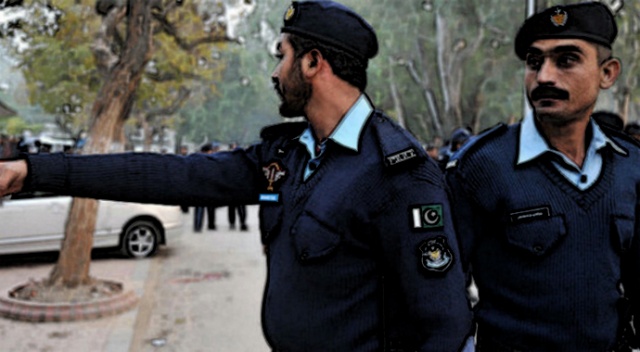 Pakistan'da yolcu otobüsü nehre düştü: 1 ölü, 16 kayıp Pakistan'da yolcu otobüsü nehre düştü: 1 ölü, 16 kayıp