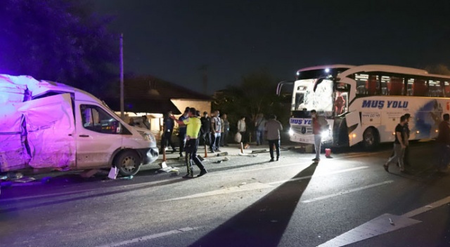 Yolcu otobüsü ile kamyonet çarpıştı: 13 yaralı Yolcu otobüsü ile kamyonet çarpıştı: 13 yaralı