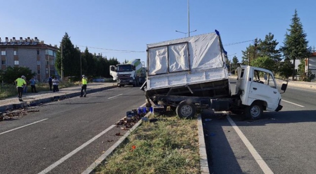 Beton mikseri kamyonete çarptı: Yaralılar var