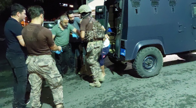 Kavga ihbarına giden bekçilere silahlı saldırı: 1 şehit, 1 yaralı Kavga ihbarına giden bekçilere silahlı saldırı: 1 şehit, 1 yaralı