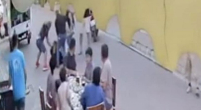 Sokak ortasında öldüresiye dövdüler! Sokak ortasında öldüresiye dövdüler!