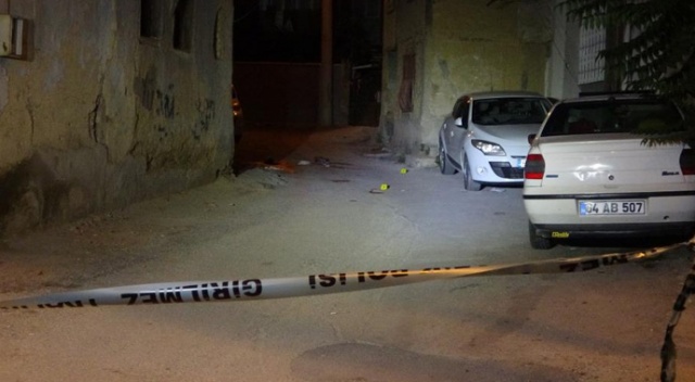 Sokakta karşılaşan husumetliler kavga etti Sokakta karşılaşan husumetliler kavga etti