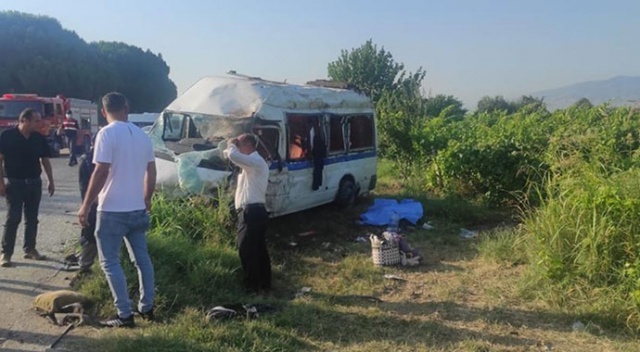 Tarım işçilerini taşıyan minibüs kaza yaptı: 2 ölü, 9 yaralı Tarım işçilerini taşıyan minibüs kaza yaptı: 2 ölü, 9 yaralı