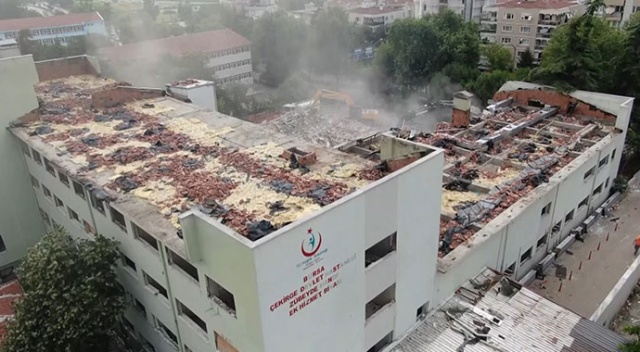 Yarım asırlık tarihi hastane saniyeler içerisinde enkaza döndü Yarım asırlık tarihi hastane saniyeler içerisinde enkaza döndü