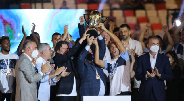 Adana Demirspor kupasını aldı