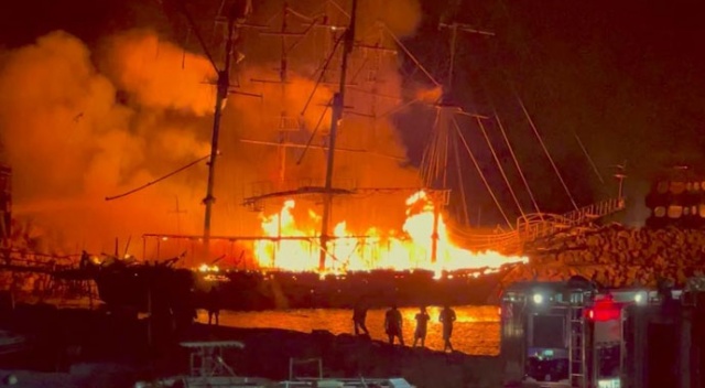 Alanya'da tur tekneleri alev alev yandı Alanya'da tur tekneleri alev alev yandı