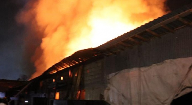 Bolu’da samanlık alevlere teslim oldu Bolu’da samanlık alevlere teslim oldu