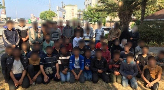 Durdurulan minibüsten 50 kaçak göçmen çıktı! Gözaltılar var Durdurulan minibüsten 50 kaçak göçmen çıktı! Gözaltılar var