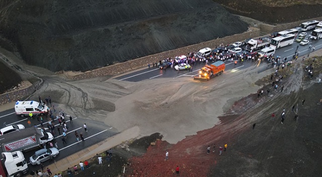 Erzincan-Sivas yolu heyelan yüzünden ulaşıma kapandı