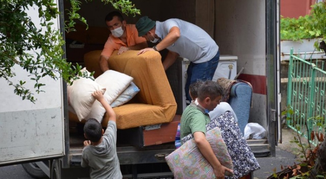 Evi yanan aileye hayırseverlerden yardım
