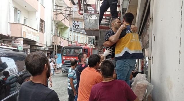 Evinin balkonunu temizlemek isterken yan tarafa düştü