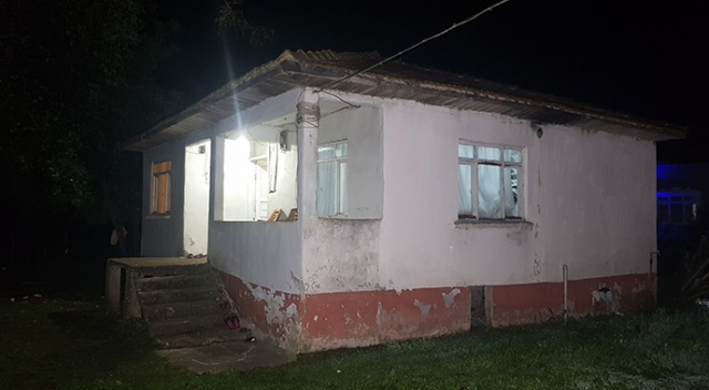 Evlenmek istediği 16 yaşındaki kuzenini silahla vurdu: 1 ölü, 1 yaralı Evlenmek istediği 16 yaşındaki kuzenini silahla vurdu: 1 ölü, 1 yaralı